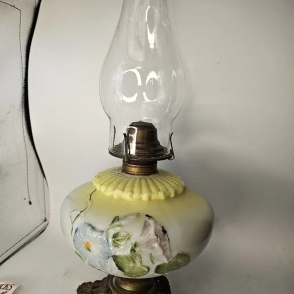 Antique Gone With The Wind Lamp‎